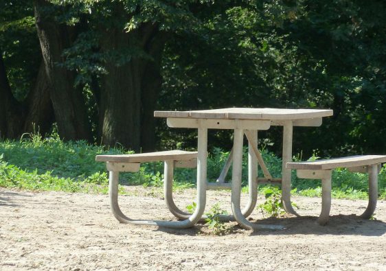 La table de pique-nique pour enfant en HPL, pourquoi la choisir ?