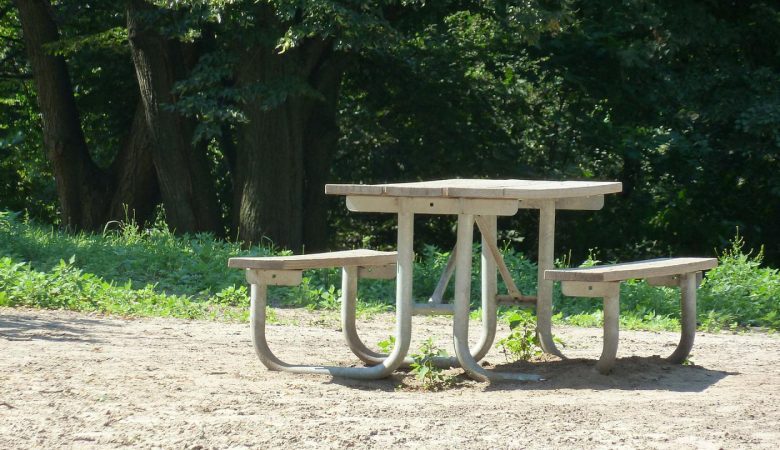 La table de pique-nique pour enfant en HPL, pourquoi la choisir ?